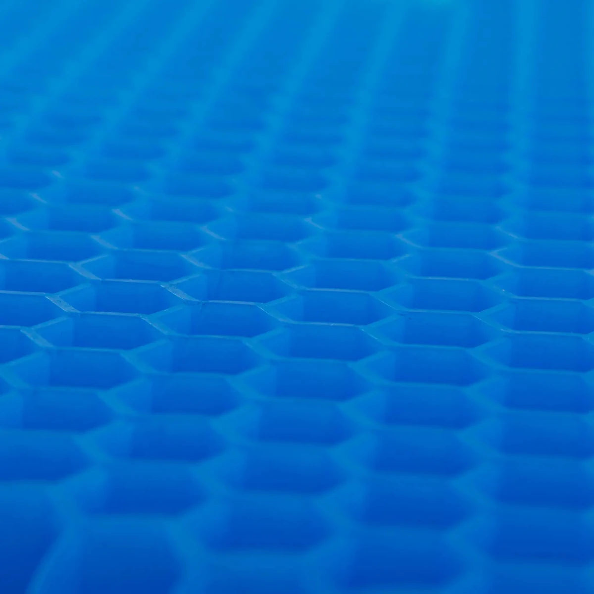 Almofada de assento ergonômica em gel de silicone com estrutura em favo de mel, projetada para absorção de impacto, distribuição de peso e alívio de pressão no cóccix, ideal para alívio de pressão, conforto térmico e alinhamento postural durante longos períodos sentado ou em repouso.