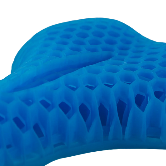 Almofada de assento ergonômica em gel de silicone com estrutura em favo de mel, projetada para absorção de impacto, distribuição de peso e alívio de pressão no cóccix, ideal para alívio de pressão, conforto térmico e alinhamento postural durante longos períodos sentado ou em repouso.