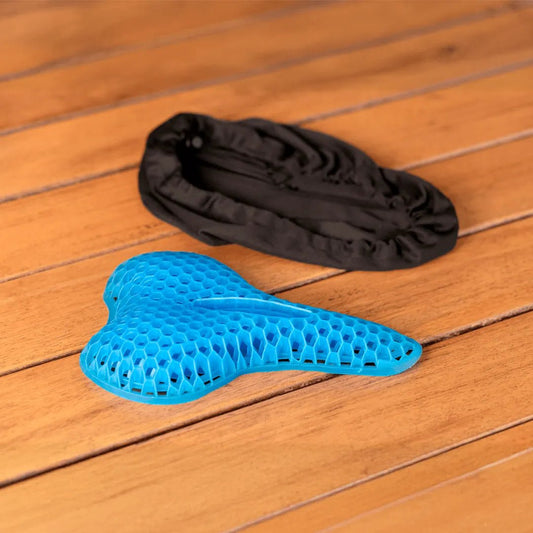 Almofada de assento ergonômica em gel de silicone com estrutura em favo de mel, projetada para absorção de impacto, distribuição de peso e alívio de pressão no cóccix, desenvolvido com tecnologia de gel refrescante e espuma viscoelástica para adaptação perfeita aos contornos do corpo.