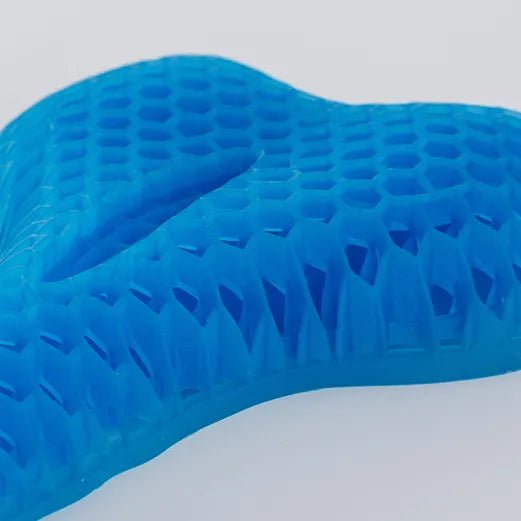 Almofada de assento ergonômica em gel de silicone com estrutura em favo de mel, projetada para absorção de impacto, distribuição de peso e alívio de pressão no cóccix, proporciona máxima sensação de frescor, sustentação anatômica e alívio imediato para pontos de pressão.