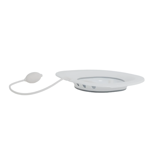 Protetor impermeável pós-cirúrgico para banho, com capa protetora de silicone e anel estanque para vedação completa contra água, desenvolvido com foco na praticidade do cuidador e na proteção e alívio contínuo do paciente.