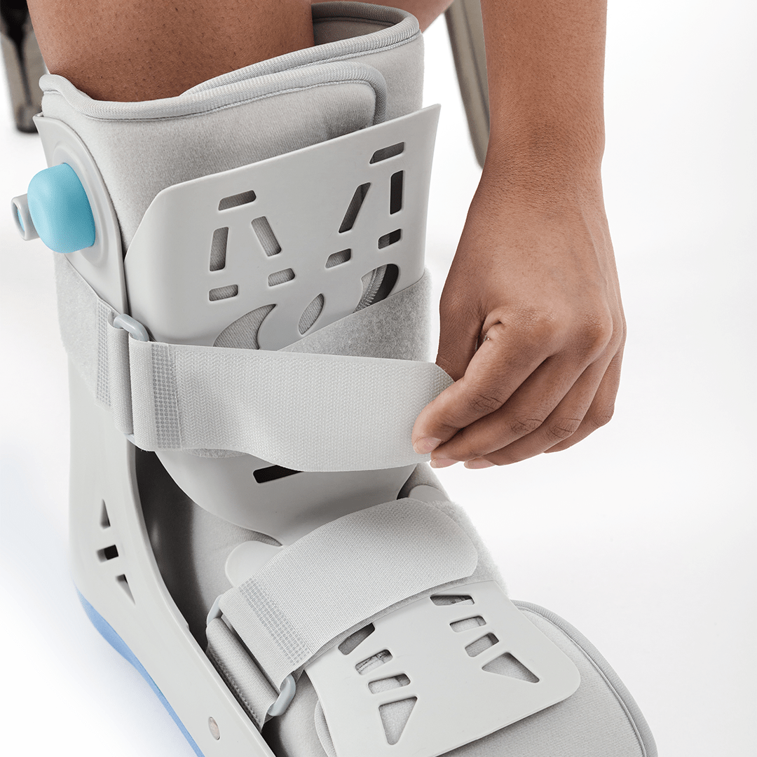 Bota imobilizadora ortopédica para pé e tornozelo, confeccionada com estrutura rígida resistente, protetor acolchoado respirável e solado anatômico antiderrapante, desenvolvido com design ergonômico que garante ajuste anatômico perfeito e proteção durante o movimento.
