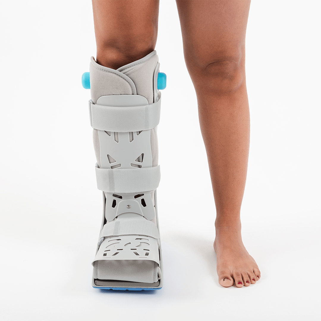Bota imobilizadora ortopédica para pé e tornozelo, confeccionada com estrutura rígida resistente, protetor acolchoado respirável e solado anatômico antiderrapante, ideal para acelerar a reabilitação, oferecer sustentação segura e estabilizar articulações e ligamentos.