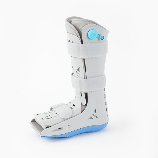 Bota imobilizadora ortopédica para pé e tornozelo, confeccionada com estrutura rígida resistente, protetor acolchoado respirável e solado anatômico antiderrapante, desenvolvido com design ergonômico que garante ajuste anatômico perfeito e proteção durante o movimento.