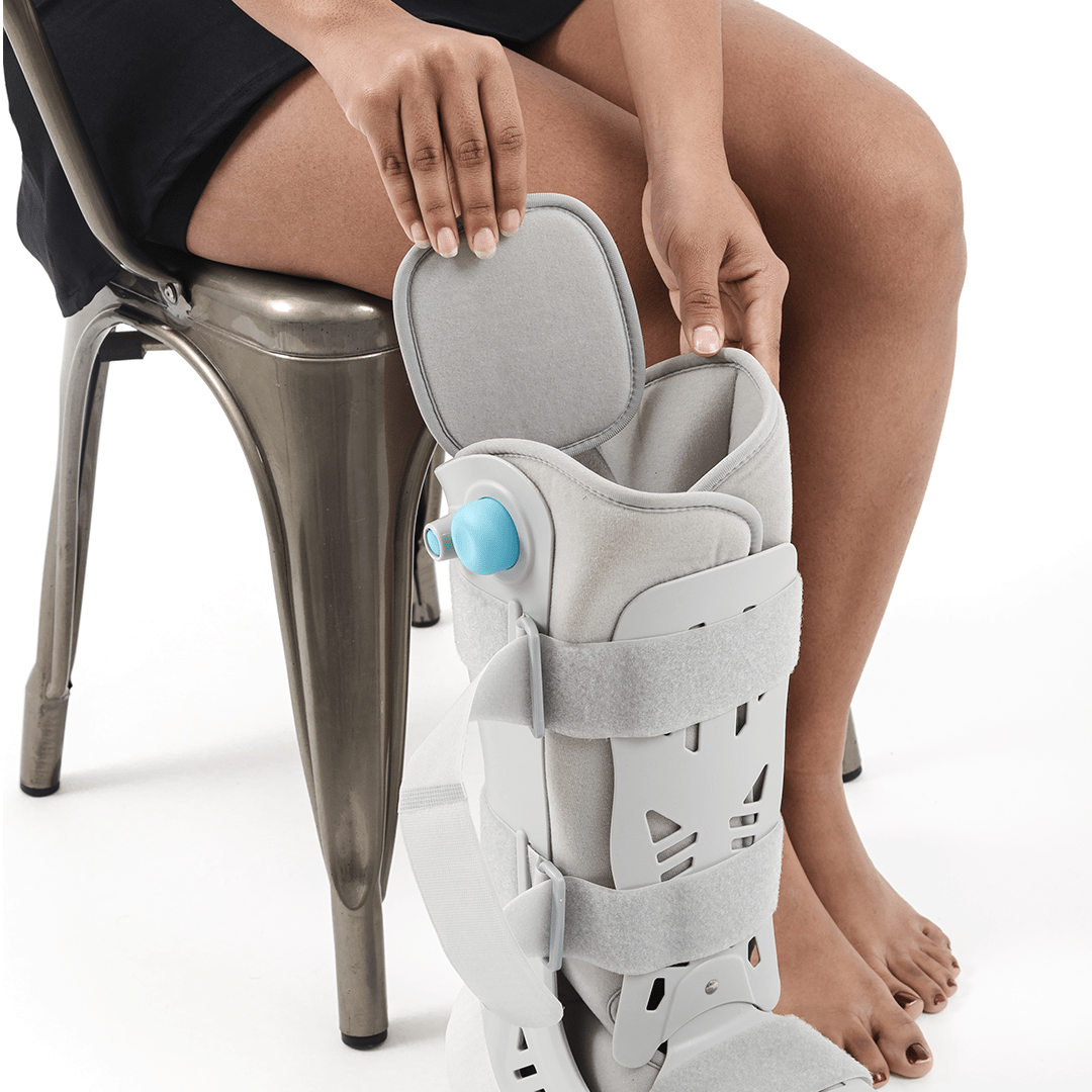 Bota imobilizadora ortopédica para pé e tornozelo, confeccionada com estrutura rígida resistente, protetor acolchoado respirável e solado anatômico antiderrapante, desenvolvido com design ergonômico que garante ajuste anatômico perfeito e proteção durante o movimento.