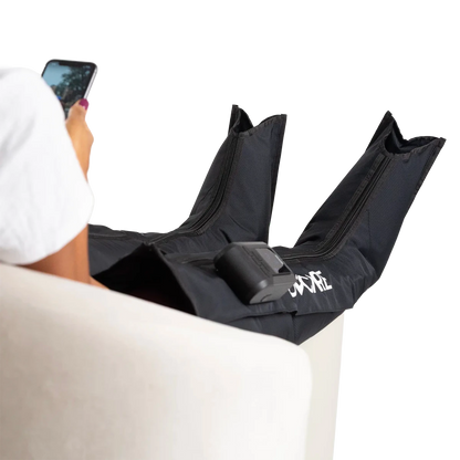 Bota de compressão pneumática e pressoterapia para pernas, desenvolvida com câmaras de ar sequenciais, modos de drenagem ajustáveis e controle sem fio, uma solução ergonômica e tecnológica indispensável para recuperação muscular, drenagem e alívio do estresse.