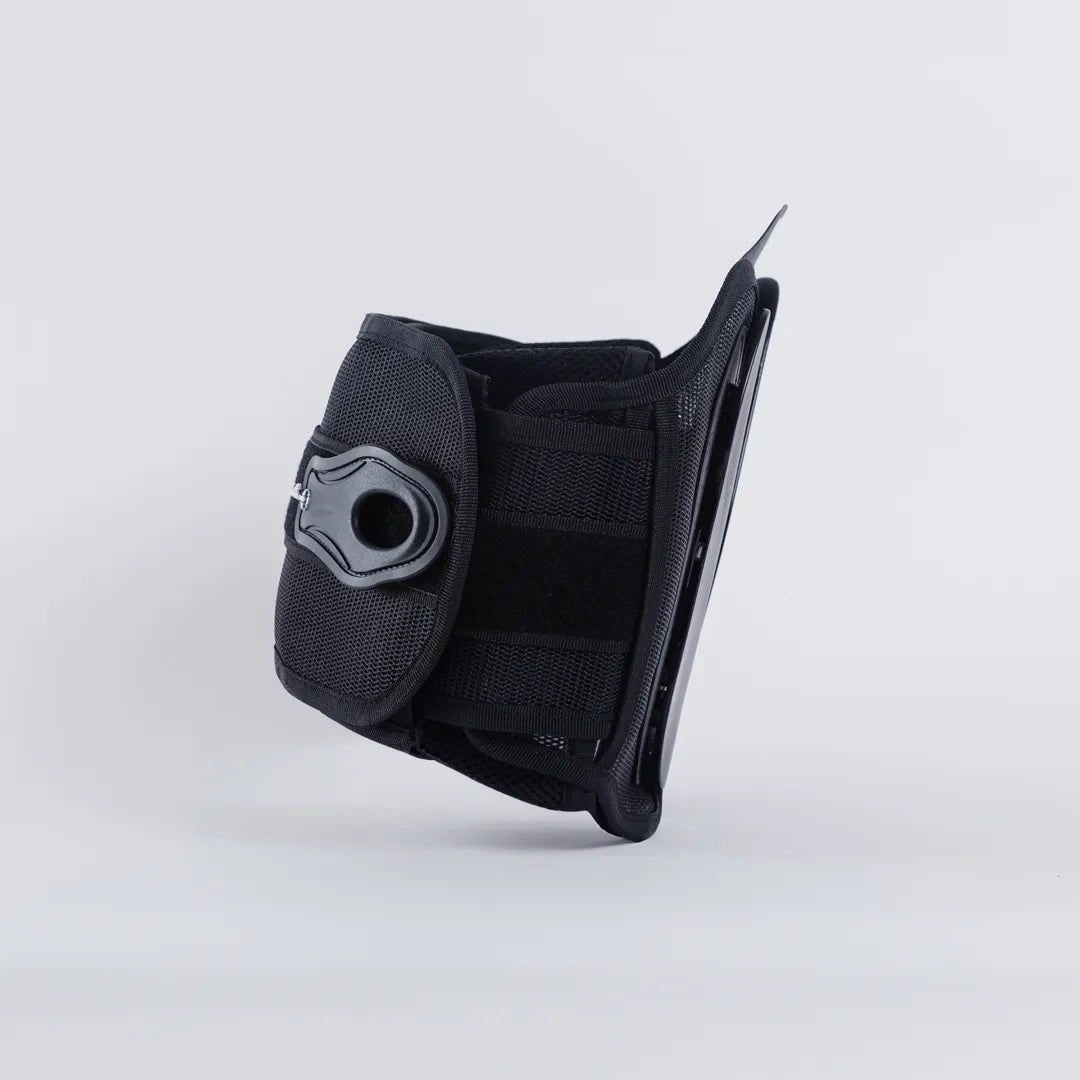 Cinta lombar ortopédica com hastes de sustentação, confeccionada em neoprene e elástico respirável para estabilização da região lombar e alívio de dores, proporciona suporte estabilizador de excelência para prevenção de desvios posturais e lesões musculares.