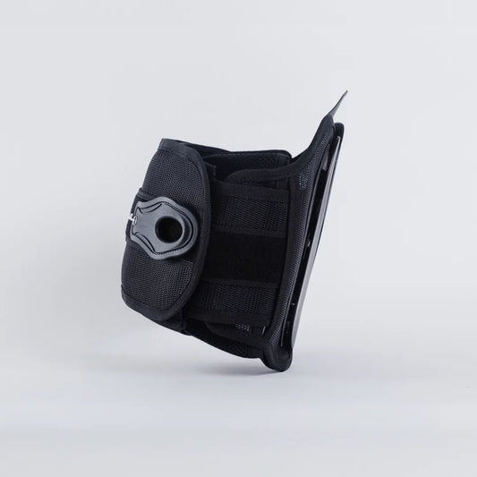 Cinta lombar ortopédica com hastes de sustentação, confeccionada em neoprene e elástico respirável para estabilização da região lombar e alívio de dores, proporciona suporte estabilizador de excelência para prevenção de desvios posturais e lesões musculares.