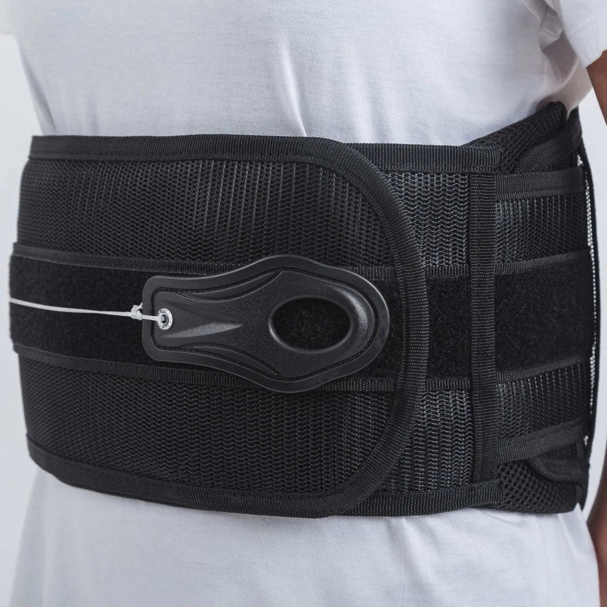 Cinta lombar ortopédica com hastes de sustentação, confeccionada em neoprene e elástico respirável para estabilização da região lombar e alívio de dores, combina tecidos respiráveis de alta densidade com fechos reguláveis para máxima adaptação corporal.
