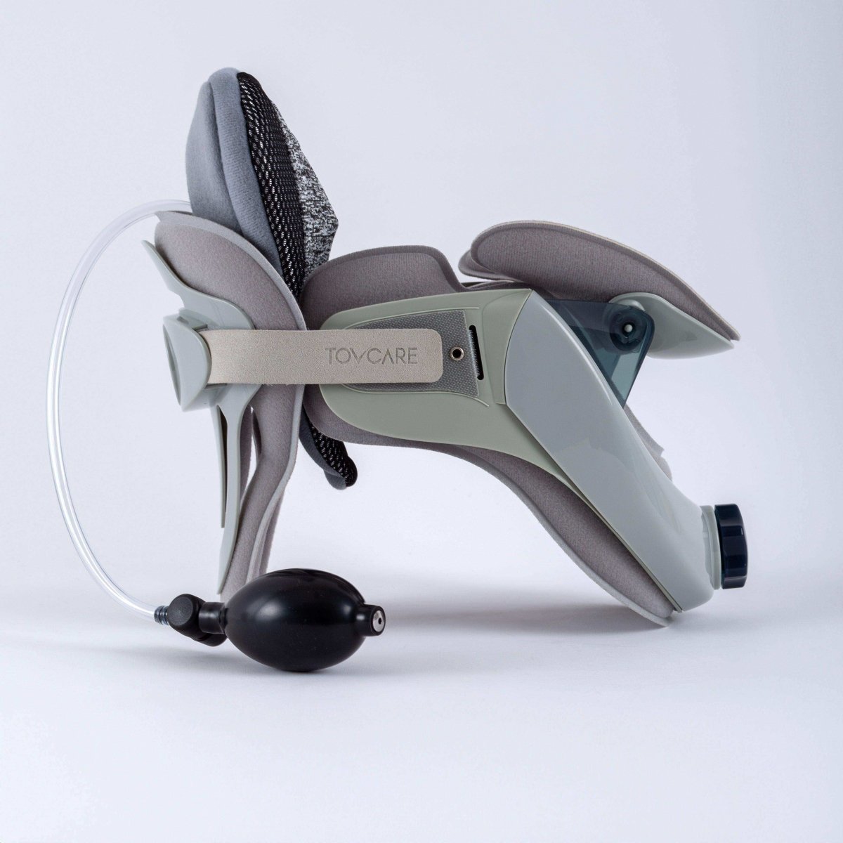 Colar cervical ortopédico para imobilização leve, projetado com formato anatômico para sustentação da região cervical e relaxamento muscular, proporciona suporte estabilizador de excelência para prevenção de desvios posturais e lesões musculares.
