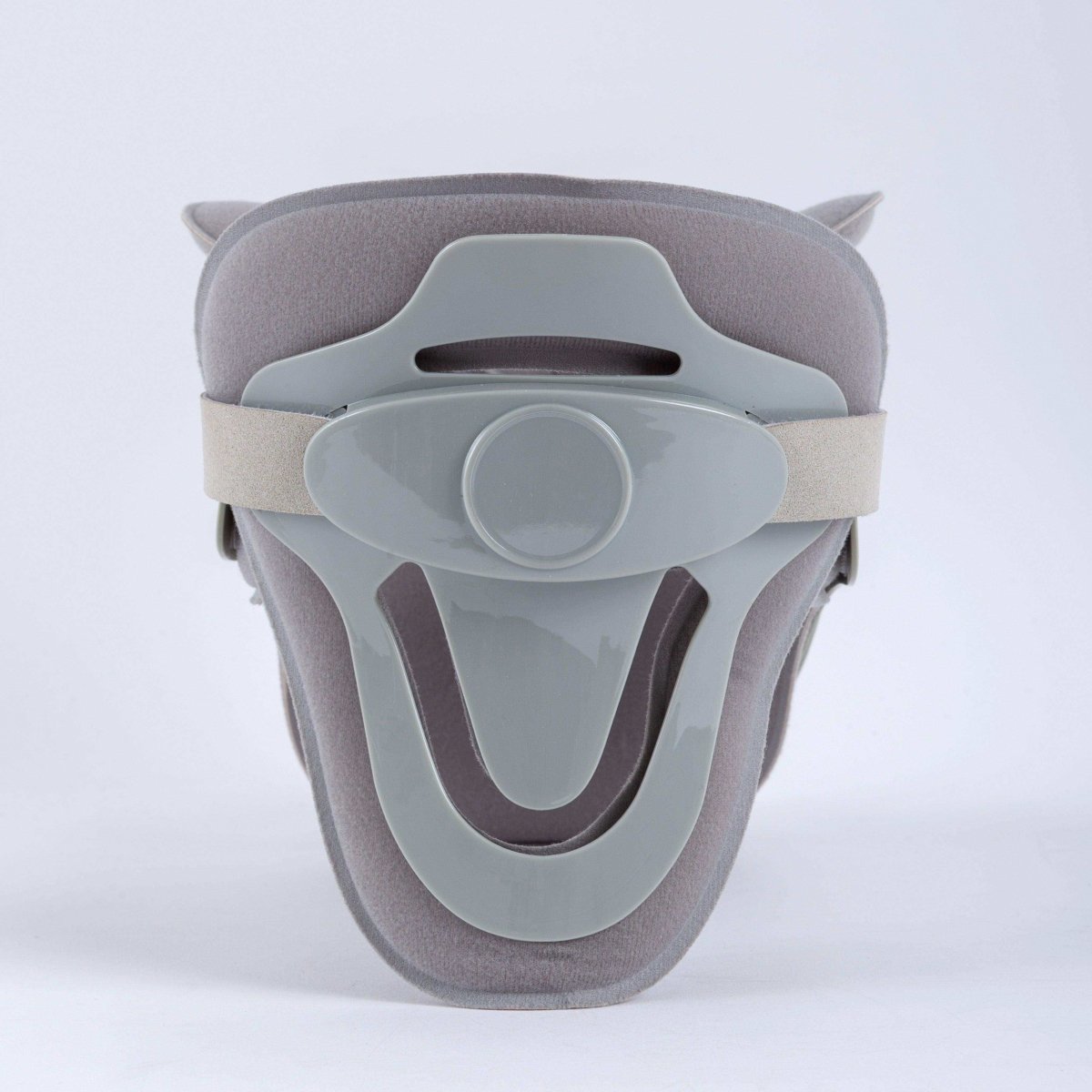 Colar cervical ortopédico para imobilização leve, projetado com formato anatômico para sustentação da região cervical e relaxamento muscular, combina tecidos respiráveis de alta densidade com fechos reguláveis para máxima adaptação corporal.