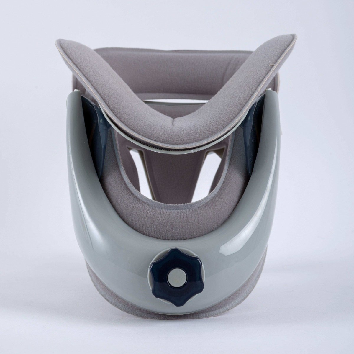 Colar cervical ortopédico para imobilização leve, projetado com formato anatômico para sustentação da região cervical e relaxamento muscular, desenvolvido com estrutura anatômica que alinha a coluna e oferece suporte firme com alto conforto.