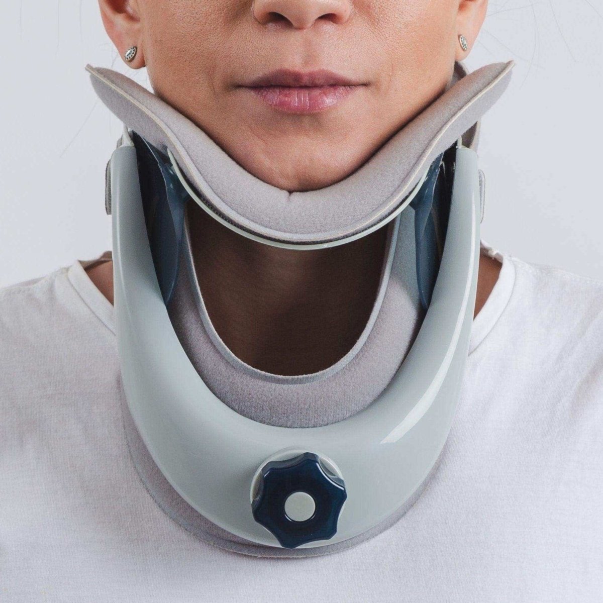 Colar cervical ortopédico para imobilização leve, projetado com formato anatômico para sustentação da região cervical e relaxamento muscular, proporciona suporte estabilizador de excelência para prevenção de desvios posturais e lesões musculares.
