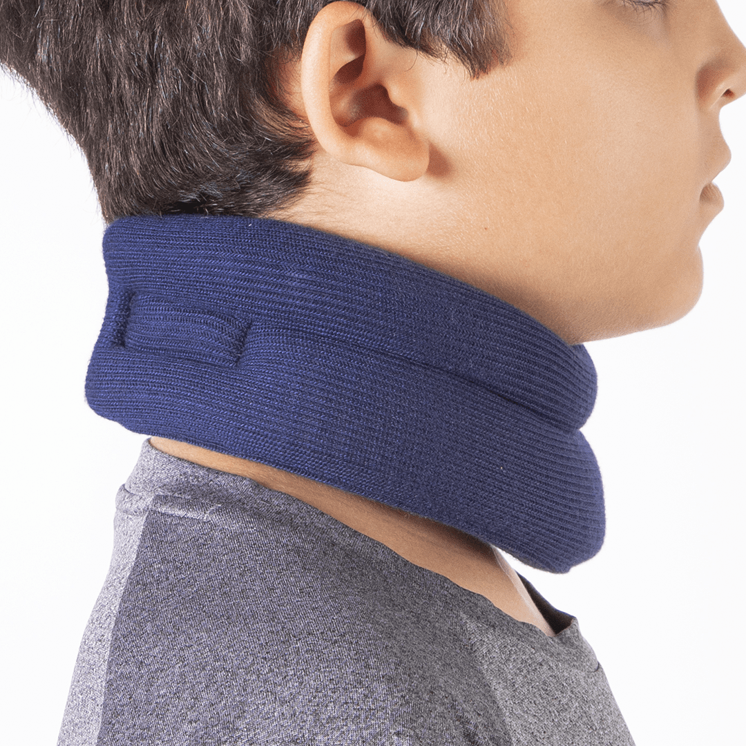 Colar cervical de espuma macia e respirável, confeccionado em espuma de alta densidade com capa suave ao toque e fecho em velcro ajustável, dispositivo ortopédico de alta performance que assegura imobilização correta e alívio imediato da dor.