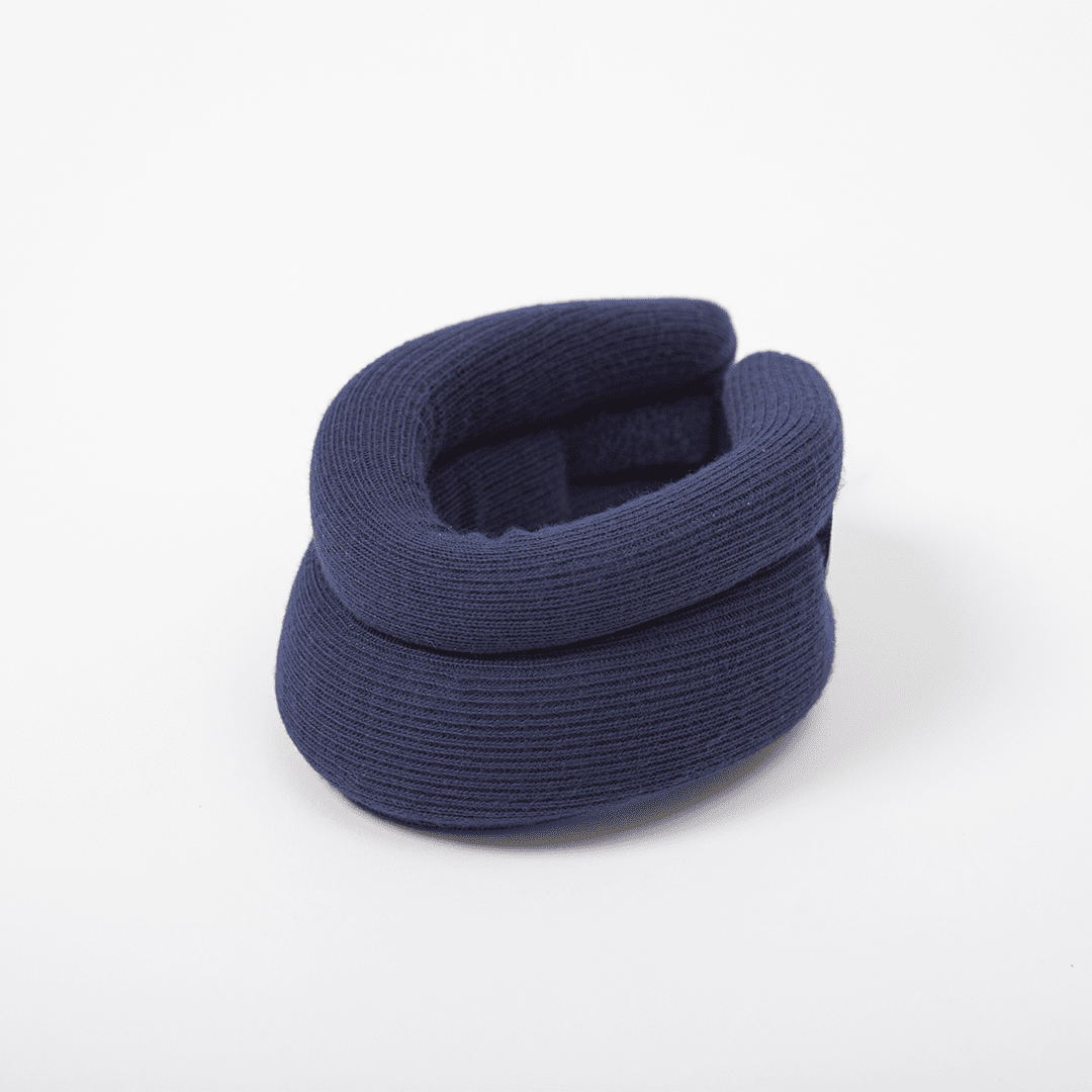 Colar cervical de espuma macia e respirável, confeccionado em espuma de alta densidade com capa suave ao toque e fecho em velcro ajustável, desenvolvido com estrutura anatômica que alinha a coluna e oferece suporte firme com alto conforto.