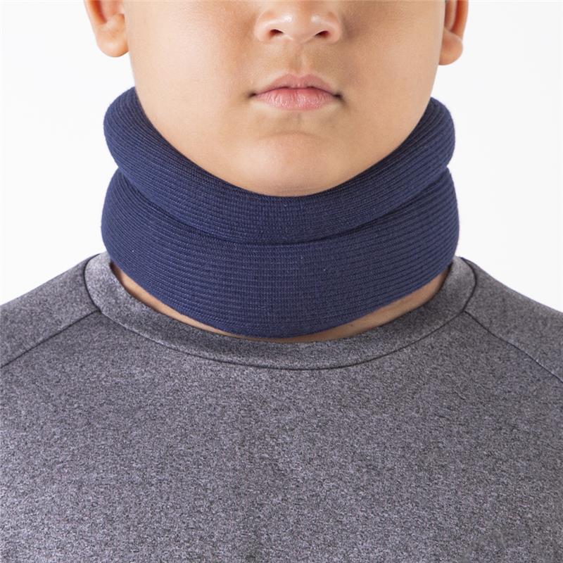 Colar cervical de espuma macia e respirável, confeccionado em espuma de alta densidade com capa suave ao toque e fecho em velcro ajustável, desenvolvido com estrutura anatômica que alinha a coluna e oferece suporte firme com alto conforto.