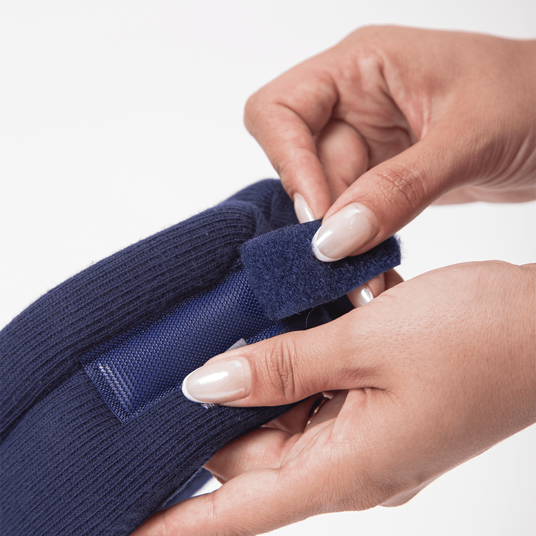 Colar cervical de espuma macia e respirável, confeccionado em espuma de alta densidade com capa suave ao toque e fecho em velcro ajustável, peça essencial da linha recover para controle de mobilidade, compressão adequada e proteção articular.
