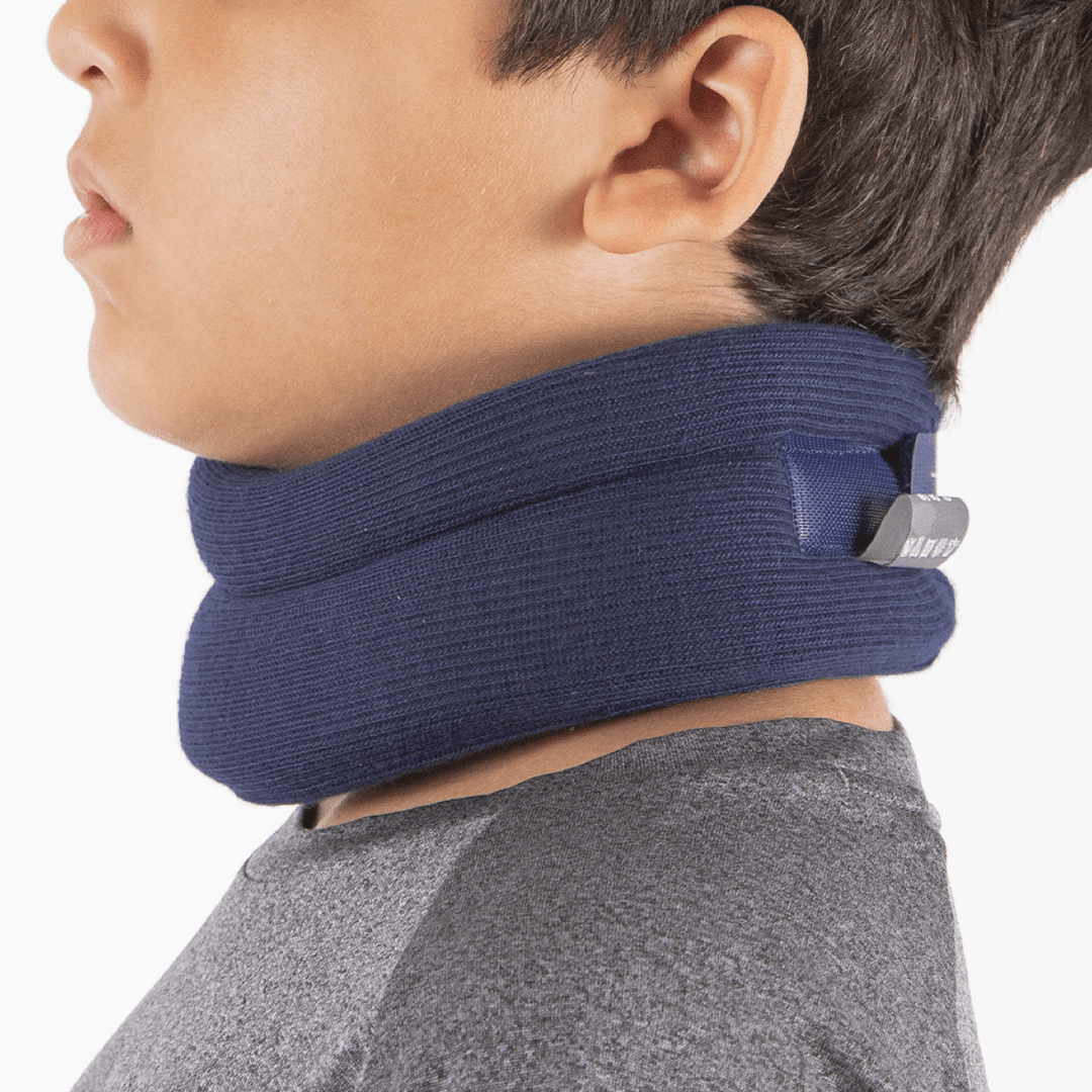 Colar cervical de espuma macia e respirável, confeccionado em espuma de alta densidade com capa suave ao toque e fecho em velcro ajustável, peça essencial da linha recover para controle de mobilidade, compressão adequada e proteção articular.