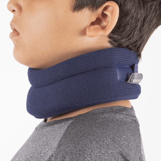 Colar cervical de espuma macia e respirável, confeccionado em espuma de alta densidade com capa suave ao toque e fecho em velcro ajustável, proporciona suporte estabilizador de excelência para prevenção de desvios posturais e lesões musculares.