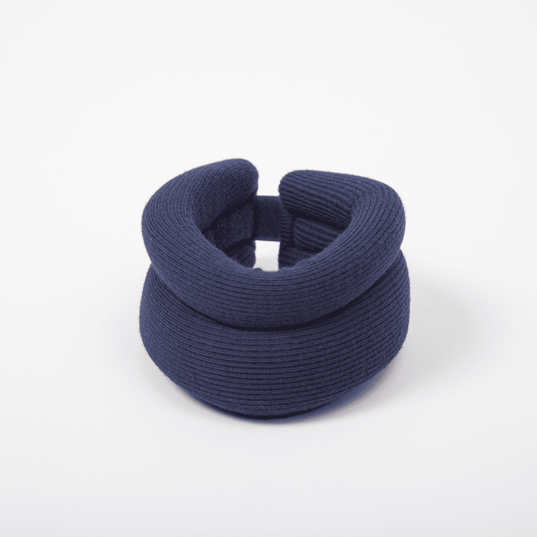 Colar cervical de espuma macia e respirável, confeccionado em espuma de alta densidade com capa suave ao toque e fecho em velcro ajustável, uma solução ortopédica indispensável para recuperação de lesões, alívio de dores e suporte pós-operatório.