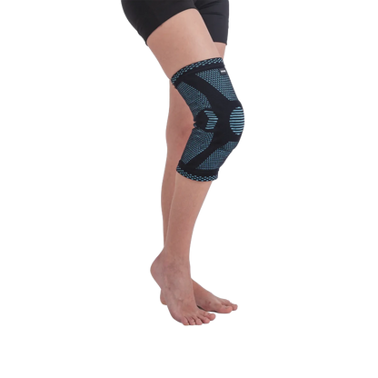 Joelheira elástica ortopédica com anel de silicone e hastes flexíveis, confeccionada em malha de compressão 3D respirável com anel patelar de silicone para absorção de impacto, garante sustentação firme com máxima liberdade de movimento e retenção do calor terapêutico.