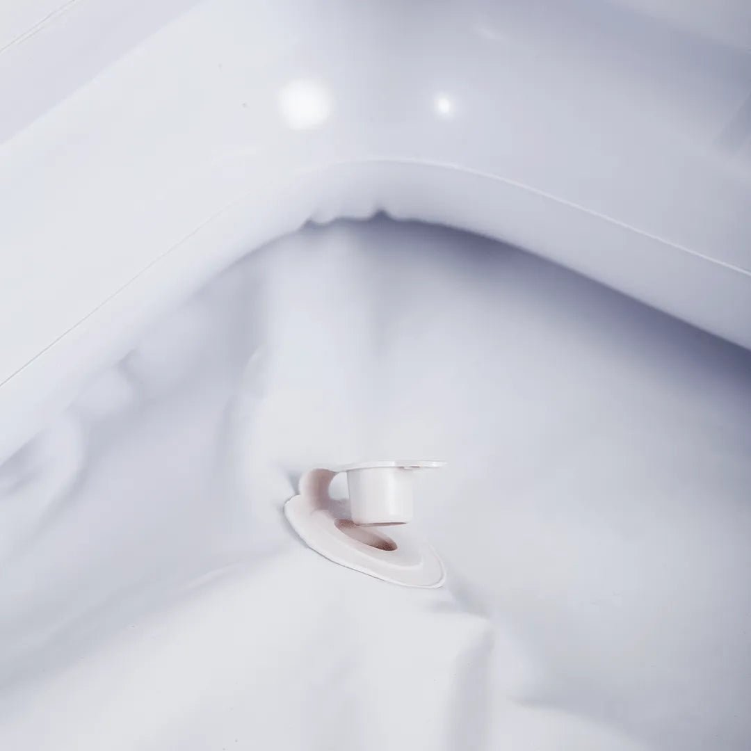 Lavatório inflável de cabelo para acamados, desenvolvido em vinil reforçado com tubo de drenagem para higienização prática do paciente na cama, item indispensável da linha home care para prevenir complicações, facilitar a rotina de banho e higiene e proteger curativos.