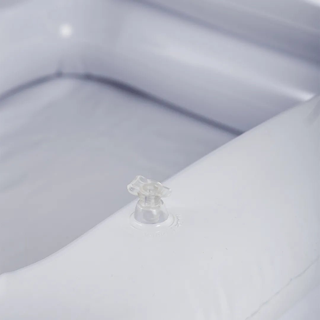 Lavatório inflável de cabelo para acamados, desenvolvido em vinil reforçado com tubo de drenagem para higienização prática do paciente na cama, desenvolvido com foco na praticidade do cuidador e na proteção e alívio contínuo do paciente.