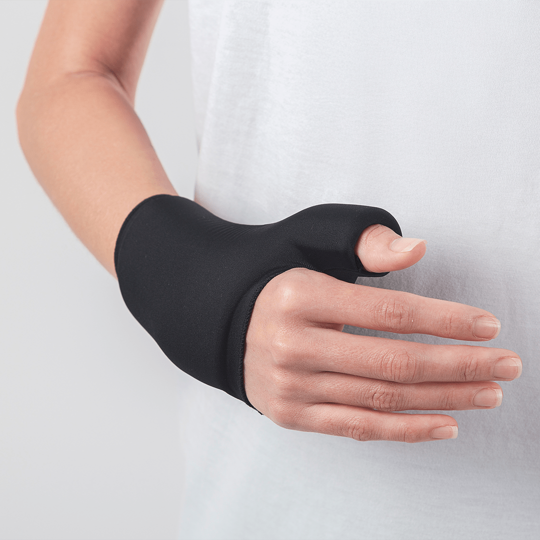Munhequeira com gel térmico para terapia de punho e mão, estruturada com compartimento de gel anatômico para tratamento de LER, tendinite e lesões, acessório térmico de alta performance da linha Gelcare para alívio de tensões, espasmos musculares e analgesia.