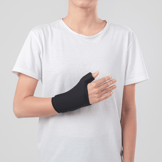 Munhequeira com gel térmico para terapia de punho e mão, estruturada com compartimento de gel anatômico para tratamento de LER, tendinite e lesões, desenvolvido com gel térmico não tóxico que mantém a temperatura por mais tempo com adaptação anatômica total.