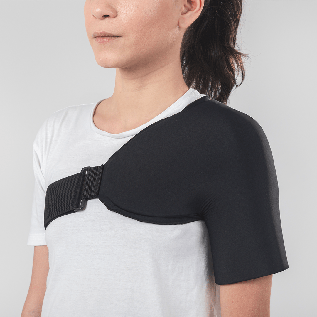 Suporte para ombro com bolsa de gel térmico quente e frio, projetado com estrutura ergonômica e tiras ajustáveis para alívio de bursite e tendinite, combina flexibilidade contínua mesmo congelado, revestimento macio e cintas ajustáveis de fixação.