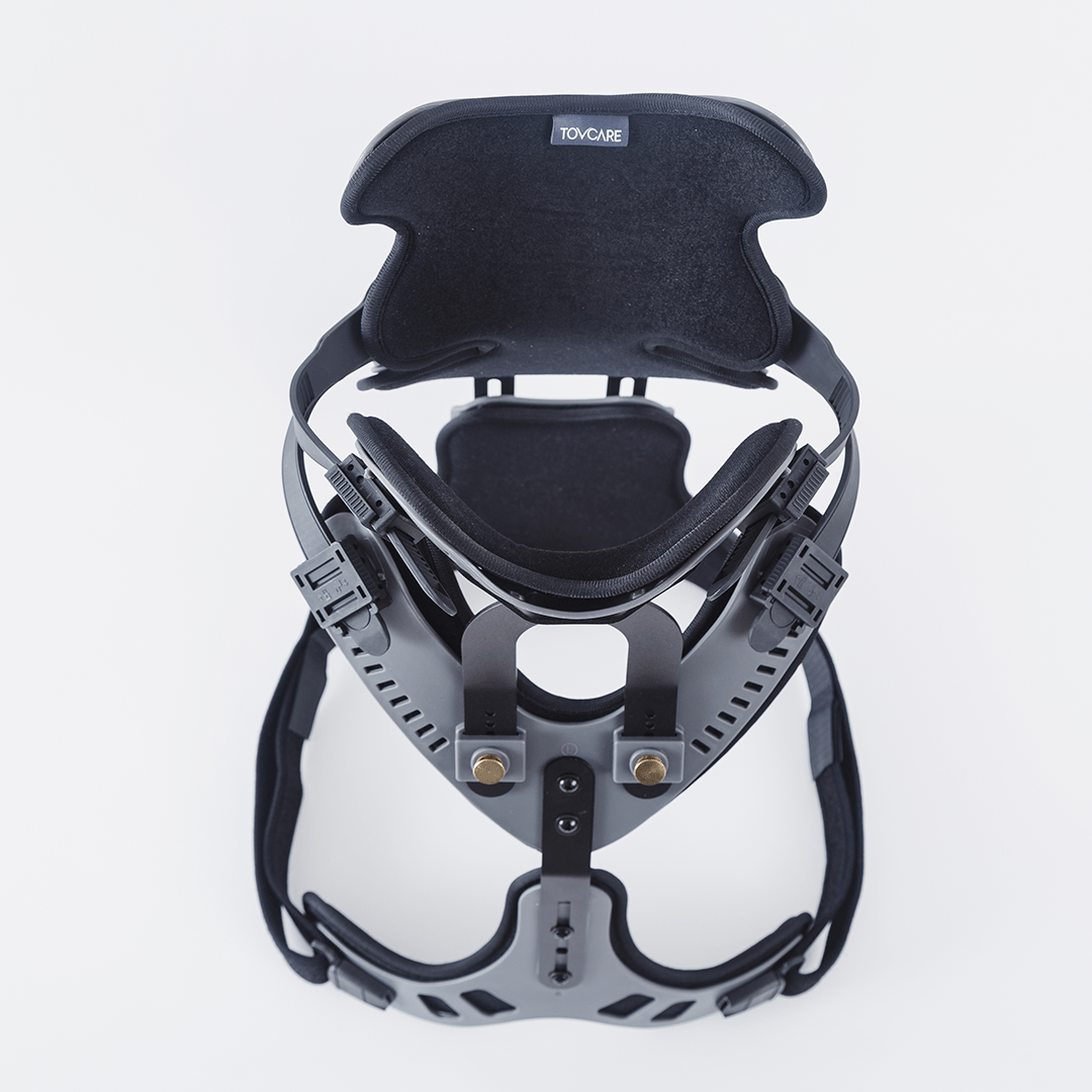 Colar cervical ortopédico para imobilização leve, projetado com formato anatômico para sustentação da região cervical e relaxamento muscular, combina tecidos respiráveis de alta densidade com fechos reguláveis para máxima adaptação corporal.