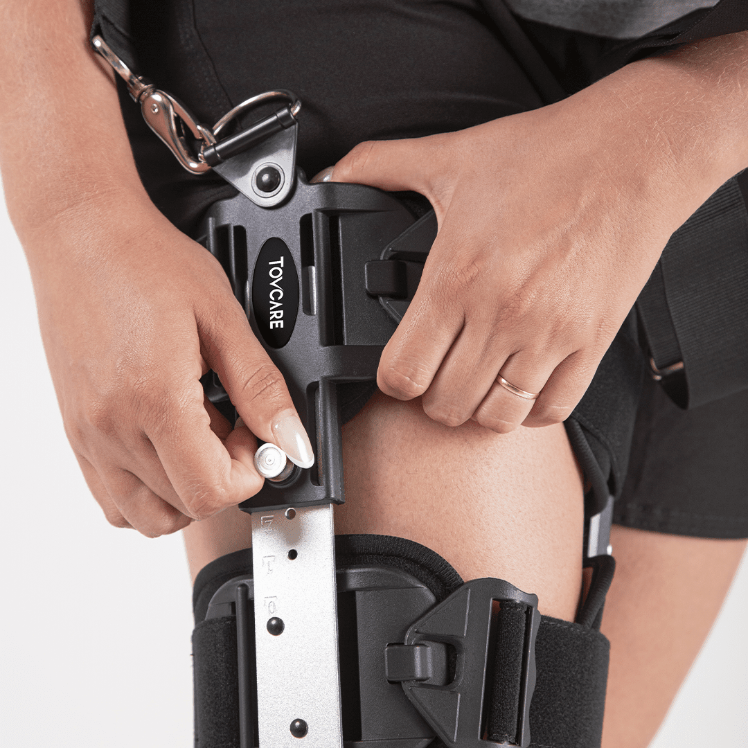 Órtese de joelho articulada ortopédica, desenvolvida com dobradiças de alumínio reforçado, tiras ajustáveis de compressão e orifício patelar, desenvolvido com design ergonômico que garante ajuste anatômico perfeito e proteção durante o movimento.