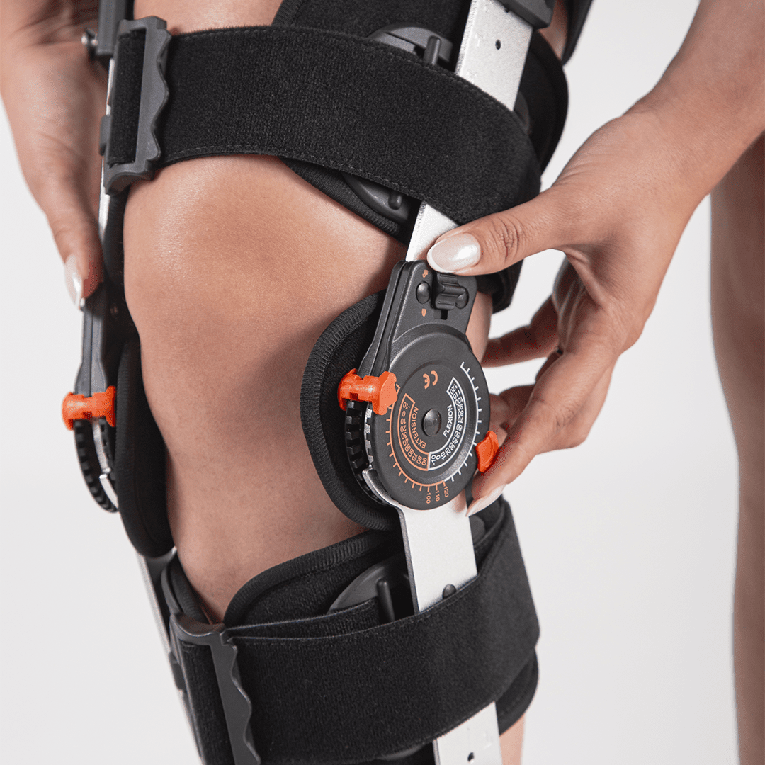 Órtese de joelho articulada ortopédica, desenvolvida com dobradiças de alumínio reforçado, tiras ajustáveis de compressão e orifício patelar, ideal para acelerar a reabilitação, oferecer sustentação segura e estabilizar articulações e ligamentos.