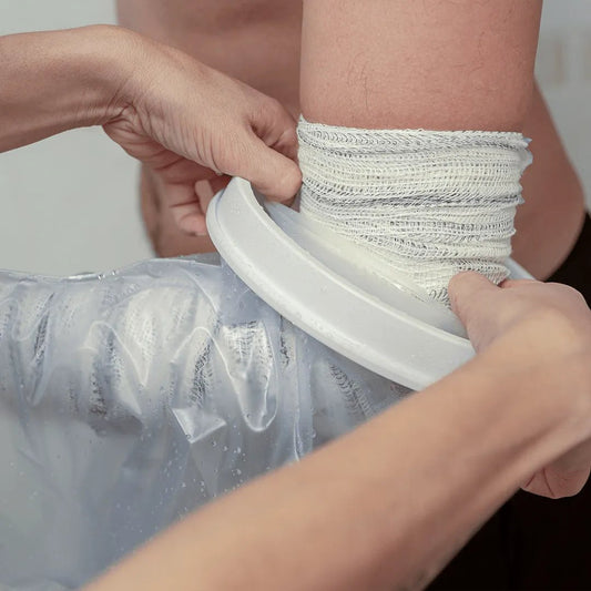 Protetor impermeável para braço e antebraço, estruturado em material vinílico resistente e refratário à água com vedação confortável, item indispensável da linha home care para prevenir complicações, facilitar a rotina de banho e higiene e proteger curativos.