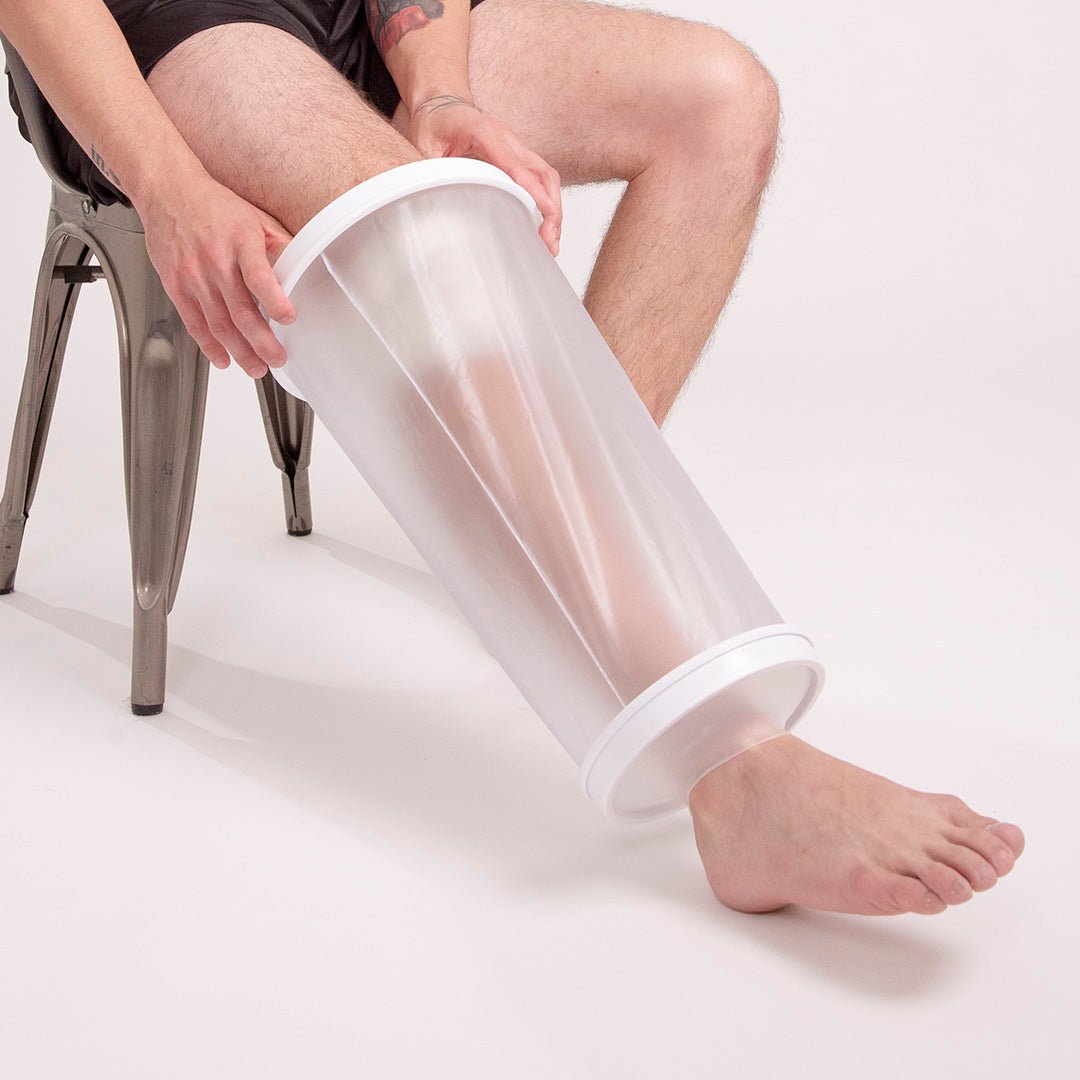 Protetor impermeável para pé e tornozelo, projetado com sistema de vedação sem compressão excessiva para proteção hídrica pós-cirúrgica, uma solução essencial para o ambiente domiciliar e hospitalar que proporciona segurança, conforto e bem-estar.