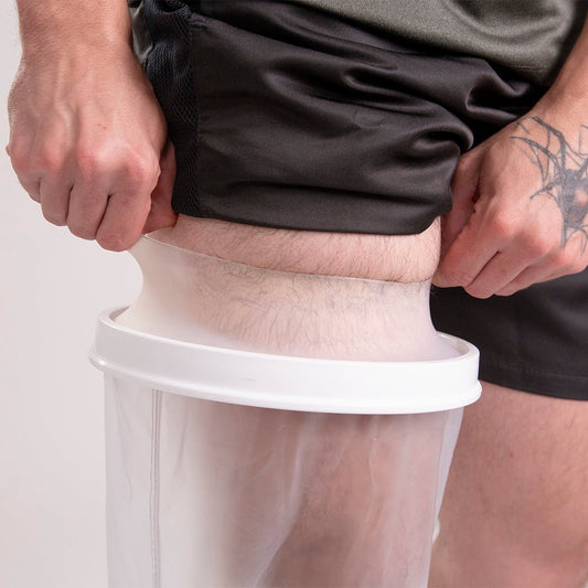 Protetor impermeável para pé e tornozelo, projetado com sistema de vedação sem compressão excessiva para proteção hídrica pós-cirúrgica, desenvolvido com foco na praticidade do cuidador e na proteção e alívio contínuo do paciente.