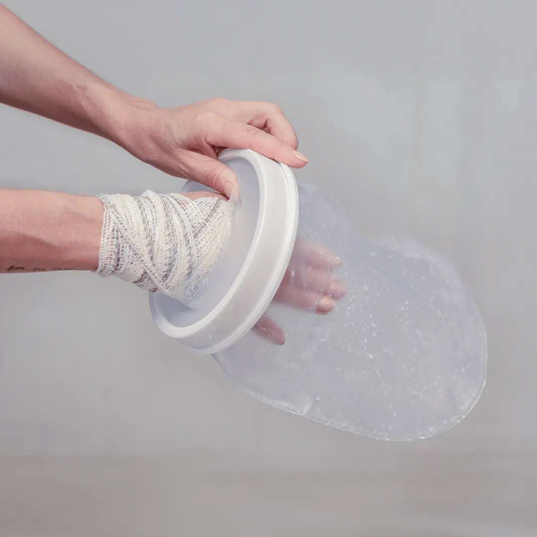 Protetor impermeável para pé e tornozelo, projetado com sistema de vedação sem compressão excessiva para proteção hídrica pós-cirúrgica, uma solução essencial para o ambiente domiciliar e hospitalar que proporciona segurança, conforto e bem-estar.