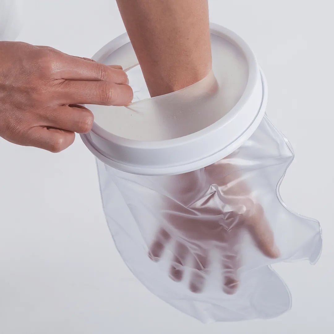 Protetor impermeável para pé e tornozelo, projetado com sistema de vedação sem compressão excessiva para proteção hídrica pós-cirúrgica, desenvolvido com foco na praticidade do cuidador e na proteção e alívio contínuo do paciente.