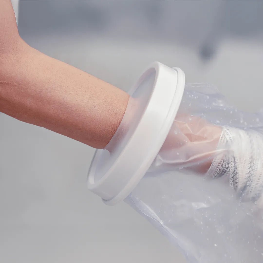 Protetor impermeável para pé e tornozelo, projetado com sistema de vedação sem compressão excessiva para proteção hídrica pós-cirúrgica, item indispensável da linha home care para prevenir complicações, facilitar a rotina de banho e higiene e proteger curativos.