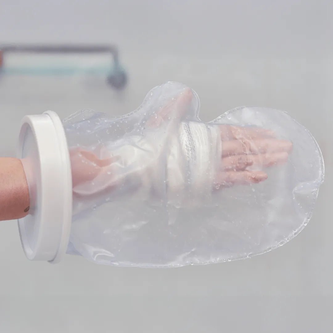 Protetor impermeável para pé e tornozelo, projetado com sistema de vedação sem compressão excessiva para proteção hídrica pós-cirúrgica, proporciona auxílio seguro na rotina de cuidados intensivos domiciliares com total eficiência e conforto.