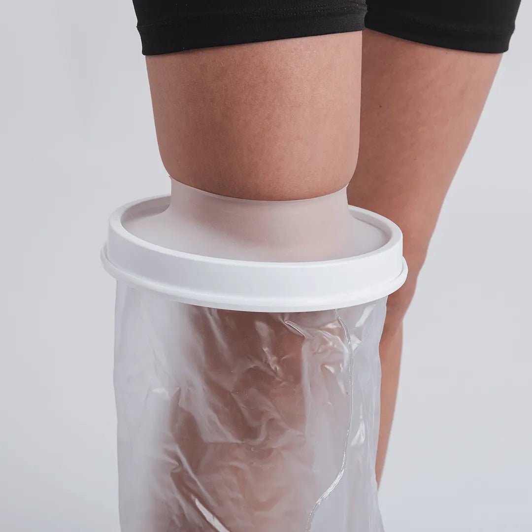 Protetor impermeável para perna inteira ou meio membro, desenvolvido com vedação hermética em silicone para manter curativos e gessos totalmente secos no banho, desenvolvido com foco na praticidade do cuidador e na proteção e alívio contínuo do paciente.
