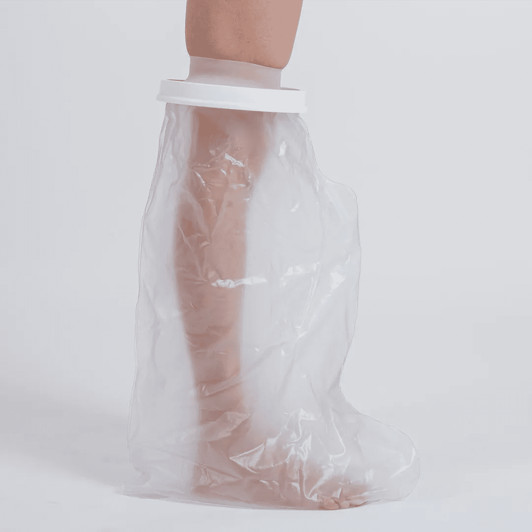 Protetor impermeável para perna inteira ou meio membro, desenvolvido com vedação hermética em silicone para manter curativos e gessos totalmente secos no banho, ideal para garantir higiene, proteção e facilidade no cuidado diário de pacientes acamados ou em reabilitação.