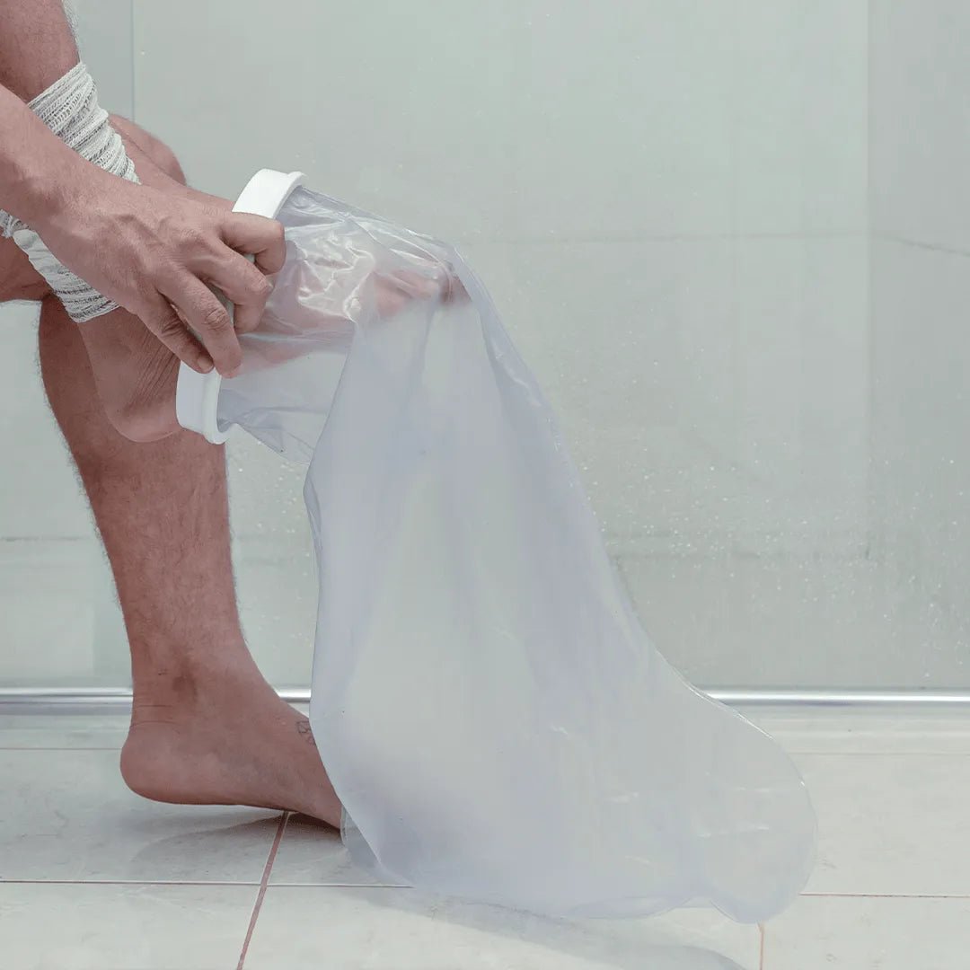 Protetor impermeável para perna inteira ou meio membro, desenvolvido com vedação hermética em silicone para manter curativos e gessos totalmente secos no banho, combina materiais impermeáveis, laváveis e atóxicos de alta durabilidade com fácil higienização diária.