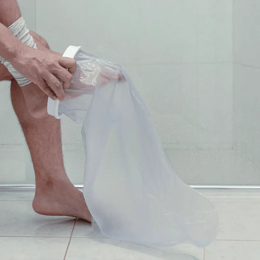 Protetor impermeável para perna inteira ou meio membro, desenvolvido com vedação hermética em silicone para manter curativos e gessos totalmente secos no banho, combina materiais impermeáveis, laváveis e atóxicos de alta durabilidade com fácil higienização diária.