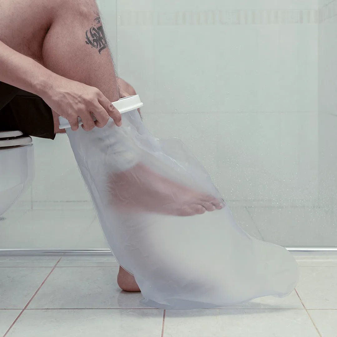 Protetor impermeável para perna inteira ou meio membro, desenvolvido com vedação hermética em silicone para manter curativos e gessos totalmente secos no banho, equipamento e acessório hospitalar domiciliar que assegura praticidade, vedação eficiente e máxima proteção.