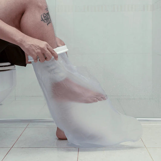 Protetor impermeável para perna inteira ou meio membro, desenvolvido com vedação hermética em silicone para manter curativos e gessos totalmente secos no banho, equipamento e acessório hospitalar domiciliar que assegura praticidade, vedação eficiente e máxima proteção.
