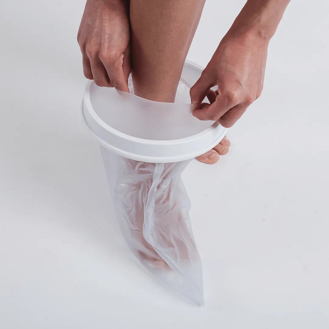 Protetor impermeável para pé e tornozelo, projetado com sistema de vedação sem compressão excessiva para proteção hídrica pós-cirúrgica, combina materiais impermeáveis, laváveis e atóxicos de alta durabilidade com fácil higienização diária.
