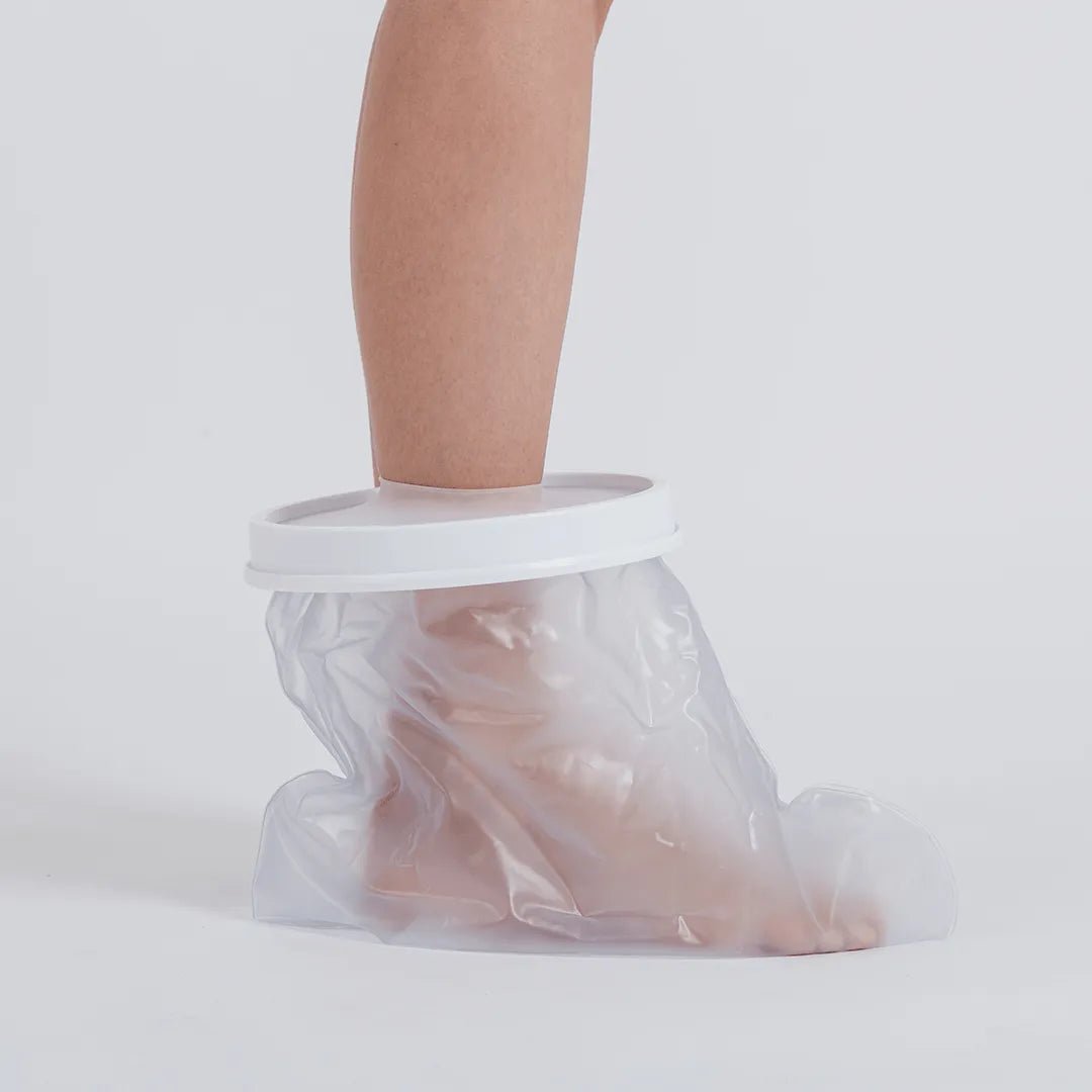 Protetor impermeável para pé e tornozelo, projetado com sistema de vedação sem compressão excessiva para proteção hídrica pós-cirúrgica, ideal para garantir higiene, proteção e facilidade no cuidado diário de pacientes acamados ou em reabilitação.