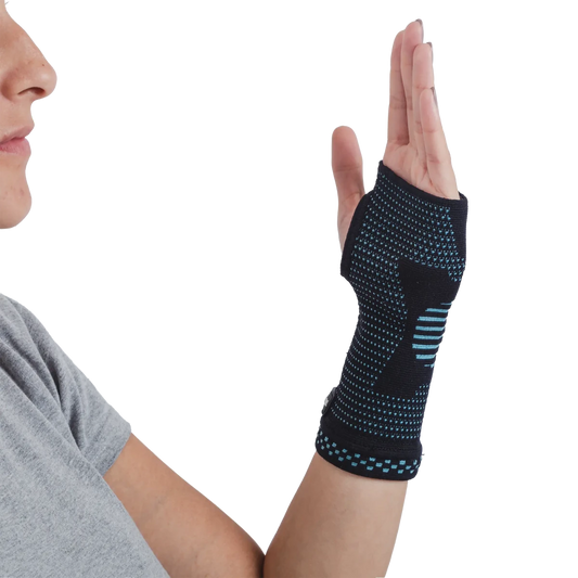 Munhequeira elástica ajustável para suporte do punho, desenvolvida com tira elástica de alta compressão para firmeza articular e retenção do calor, uma solução ortopédica indispensável para recuperação de torções, alívio de dores e suporte anatômico.