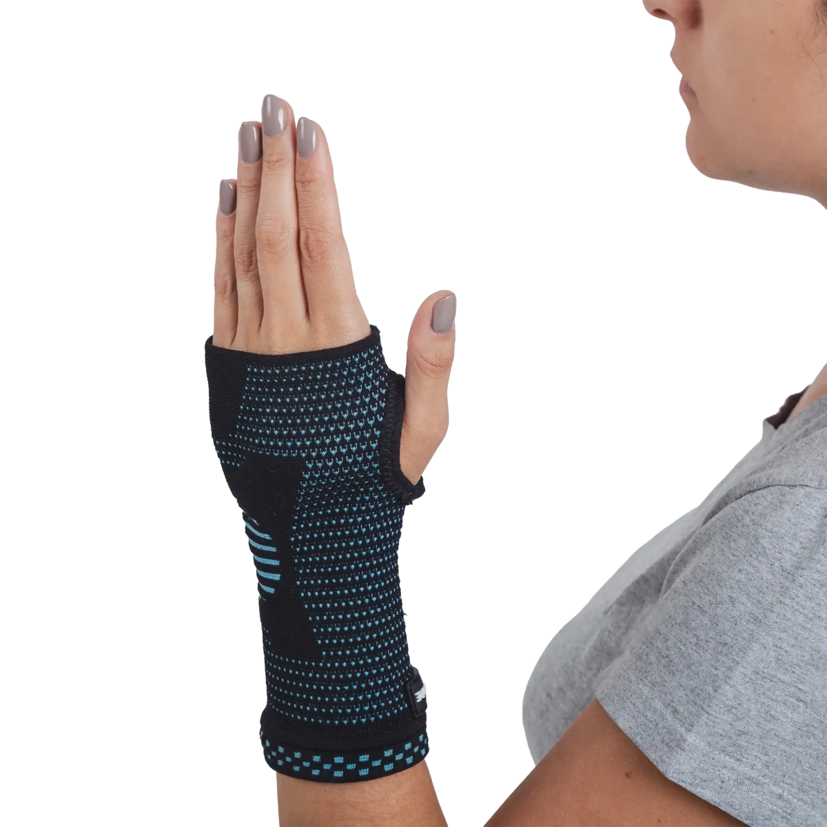 Munhequeira elástica ajustável para suporte do punho, desenvolvida com tira elástica de alta compressão para firmeza articular e retenção do calor, garante sustentação firme com máxima liberdade de movimento e retenção do calor terapêutico.